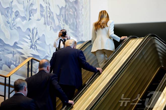 도널드 트럼프 미국 대통령과 영부인 멜라니아 여사가 23일(현지시간) 미국 뉴욕 유엔 본부에서 열린 제80차 유엔 총회에 참석하기 위해 멈춰 선 에스컬레이터를 걸어 오르고 있다. 2025.09.23. ⓒ 로이터=뉴스1 ⓒ News1 류정민 특파원