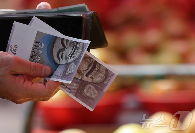 서울 동대문구 경동시장에서 시민들이 온누리상품권으로 장을 보고 있다. <자료사진> ⓒ News1 오대일 기자