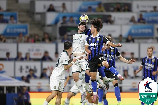 K리그2 중상위권 판도가 예측 불허다. 라운드가 끝날 때마다 팀들이 자리를 바꿀 만큼 치열한 경쟁이 펼쳐지고 있다. (한국프로축구연맹 제공)