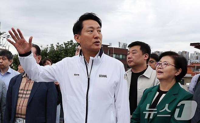 오세훈 서울시장이 24일 오전 서울 강북구 재정비촉진사업 규제철폐 적용 1호 사업장인 미아2구역을 둘러보고 있다. 서울시는 이날 건설경기 악화 등으로 장기간 정체됐던 재정비촉진사업장 정상화를 위한 규제혁신방안 1호 사업장으로 '미아2구역'이 선정됐다고 밝혔다. 2025.9.24/뉴스1 ⓒ News1 박지혜 기자