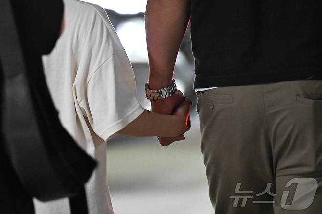 미국 이민당국에 의해 조지아주에 구금됐던 한국인 근로자들이 12일 인천국제공항 제2여객터미널을 통해 귀국해 가족과 만나고 있다.(공동취재) 2025.9.12/뉴스1 ⓒ News1 박지혜 기자