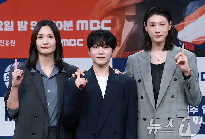전 배구선수 표승주(왼쪽부터)와 세븐틴 승관, 배구여제 김연경이 24일 오후 서울 마포구 상암동 MBC 골든마우스홀에서 열린 MBC 새 예능 '신인감독 김연경' 제작발표회에 참석해 포즈를 취하고 있다. '신인감독 김연경'은 신인 감독으로 배구 여제 김연경의 구단 창설 프로젝트다. 은퇴 후 새로운 도전에 나선 '배구 황제' 김연경이 직접 창단한 팀 ‘필승 원더독스’를 이끌며 지도자로서 첫발을 내딛는 과정이 담긴다. 2025.9.24/뉴스1 ⓒ News1 권현진 기자