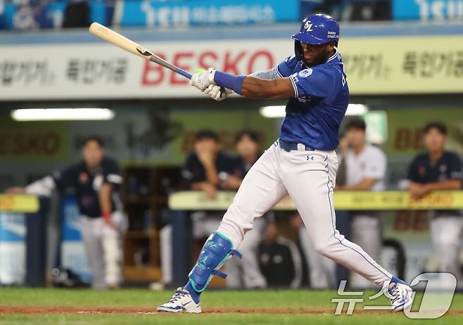 23일 대구 수성구 삼성라이온즈파크에서 열린 프로야구 '2025 신한 SOL뱅크 KBO 리그' 두산 베어스와 삼성 라이온즈 경기, 4회말 삼성 디아즈가 좌익수 방면 2루타를 치고 있다. 2025.9.23/뉴스1 ⓒ News1 공정식 기자