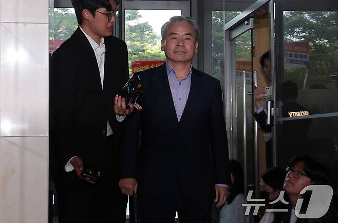 이종섭 전 국방부 장관이 23일 서울 서초구 순직 해병 특검(특별검사 이명현) 사무실에 조사를 받기 위해 피의자 신분으로 출석하고 있다. 2025.9.23/뉴스1 ⓒ News1 김성진 기자