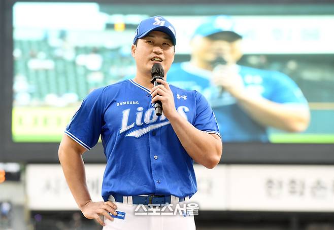 삼성 오승환이 잠실구장에서 열린 2025 KBO리그 삼성과 두산의 경기에 앞서 진행된 은퇴 투어 행사에서 인사말을 하고 있다. 잠실 | 박진업 기자 upandup@sportsseoul.com