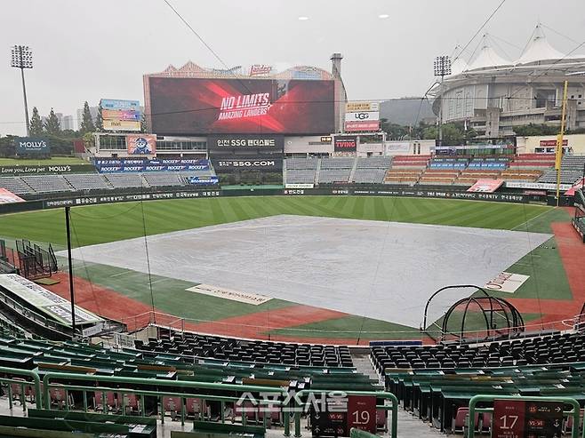 24일 한화-SSG전이 열릴 예정이던 인천SSG랜더스필드에서 방수포가 깔려있다. 문학 | 강윤식 기자 skywalker@sportsseoul.com