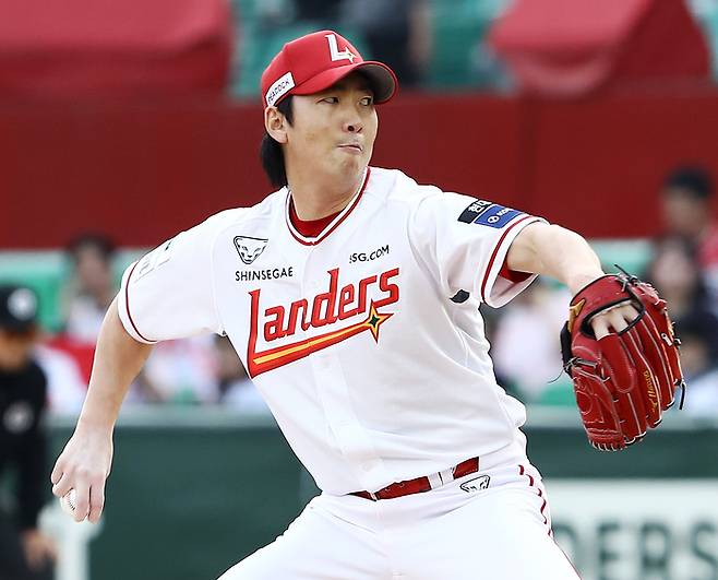 SSG 문승원이 13일 인천SSG랜더스필드에서 열린 2025 KBO리그 NC전에서 선발 등판해 역투하고 있다. 사진 |  SSG 랜더스