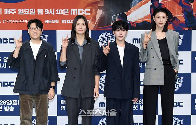 24일 서울 마포구 MBC 신사옥 골든마우스홀에서 열린 MBC 새 예능 ‘신인감독 김연경’ 제작발표회에서 권락희 PD와 출연자들이 취재진을 향해 포즈를 취하고 있다. 왼쪽부터 권락희 PD, 표승주, 승관, 김연경.   2025. 9. 24.  박진업 기자 upandup@sporttsseoul.com