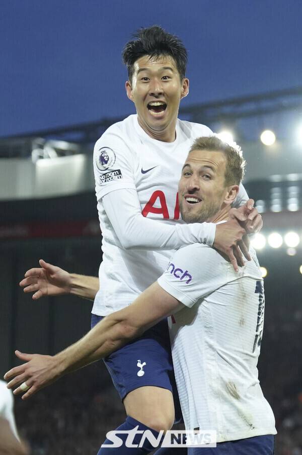 토트넘 홋스퍼에서 호흡을 맞췄던 손흥민과 해리 케인. /사진=뉴시스(AP)