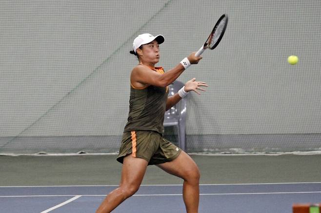 이은혜가 24일 인천에 위치한 열우물 테니스장 실내코트에서 '2025 국제테니스연맹(ITF) KMJ 아트갤러리컵 인천 여자국제테니스투어' 단식 32강 경기를 치르고 있다. /사진=테니스코리아 제공