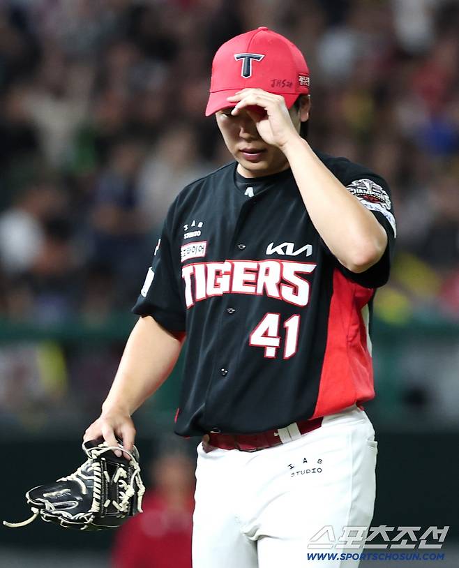 23일 인천 SSG랜더스필드에서 KIA-SSG전. 6회말 무사 1루 최지훈에게 투런포를 허용한 황동하가 아쉬워하고 있다. 인천=정재근 기자 cjg@sportschosun.com/2025.9.23/