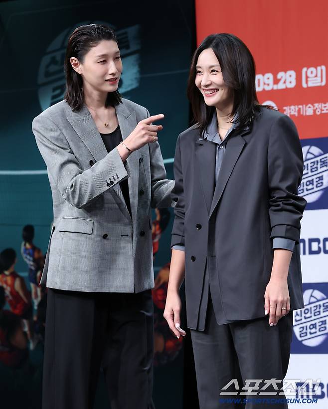 MBC 예능 '신인감독 김연경' 제작발표회가 24일 오후 서울 상암동 MBC 사옥에서 열렸다. 김연경, 표승주가 함께 포즈 취하고 있다. 정재근 기자 cjg@sportschosun.com/2025.9.24/