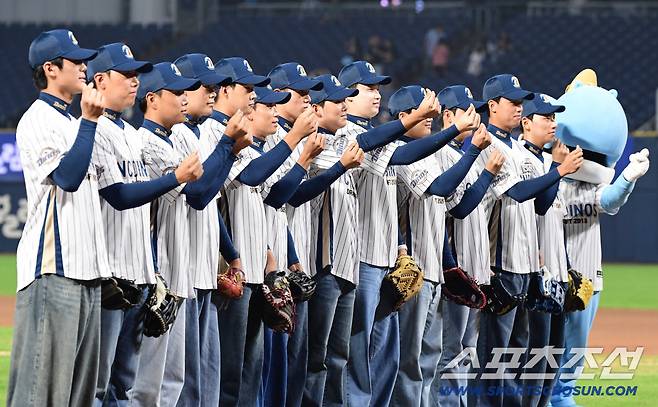 24일 창원 NC파크에서 열린 KBO리그 NC와 LG의 경기. 창원NC파크 찾아 홈팬들에게 첫 인사를 하고 있는 NC 신인 선수들. 창원=송정헌 기자songs@sportschosun.com/2025.09.24/