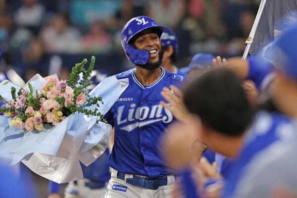 외인 최다타점 신기록을 세우고 축하를 받는 디아즈. ⓒ삼성 라이온즈