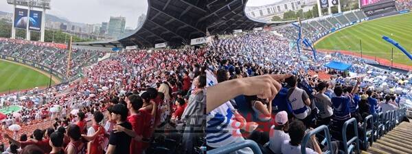 고려대 응원석(왼쪽)·연세대 응원석(오른쪽). ⓒ스포츠한국 이정철 기자