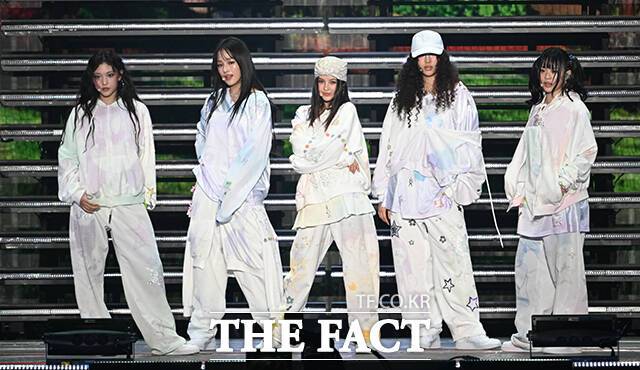 그룹 뉴진스가 활동을 중단한 지 반년이 지난 현재도 글로벌 음악시장에서 높은 경쟁력을 보이고 있다./더팩트DB