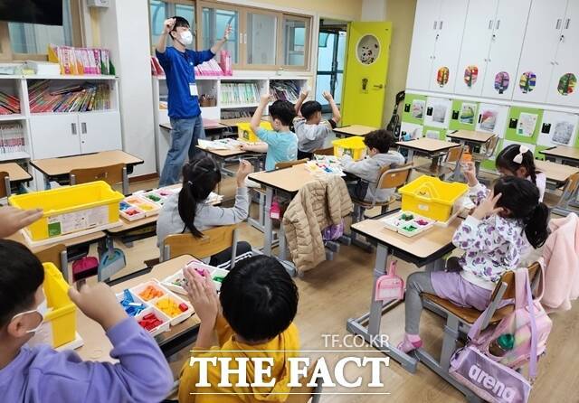 전국학교비정규직노동조합(학비노조)은 24일 서울 용산구 학비노조 대회의실에서 기자회견을 열고 "교육청은 서울 초등학교 10곳 중 7곳의 방과후 프로그램을 민간 업체에 맡긴 채 방관하고 있다"며 "이러한 사각지대 속에서 리박스쿨 같은 문제가 반복되고 있다"고 밝혔다. 사진은 기사와 관련 없음. /더팩트 DB