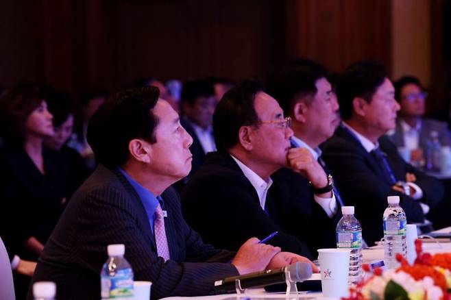 김기문 중소기업중앙회장이 23일 제주도 서귀포시 롯데호텔제주에서 열린 '2025 중소기업 리더스포럼' 개막식에 참석해 정책 강연을 듣고 있다. 중기중앙회