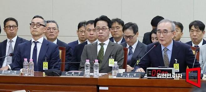 조좌진 롯데카드 대표(가운데)가 24일 국회 과학기술정보방송통신위원회에서 열린 통신·금융 대규모 해킹사고에 대한 청문회에 참석했다. 김현민 기자