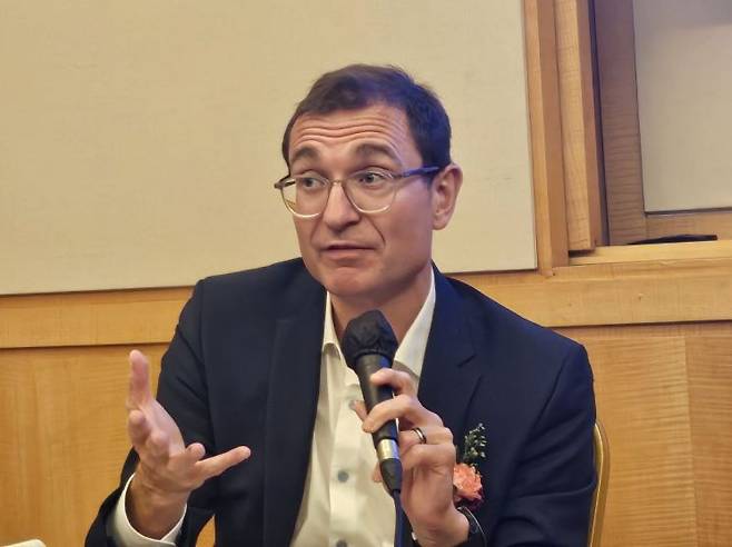 토비아스 에르브 독일 막스플랑크 지상 미생물학 연구소장이 아시아경제와 인터뷰 하고 있다. 김종화 기자