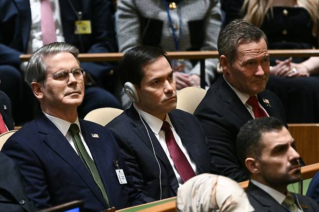 도널드 트럼프 행정부의 스콧 베선트 재무 장관, 마코 루비오 국무 장관, 마이크 왈츠 유엔 대사가 23일 트럼프의 연설장에 모습을 드러냈다./AFP 연합뉴스