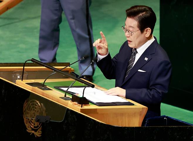 이재명 대통령이 23일(현지 시각) 미국 뉴욕 유엔본부 총회장에서 기조연설을 하고 있다./연합뉴스