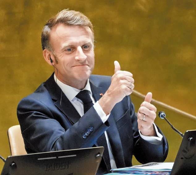 로이터 연합뉴스 에마뉘엘 마크롱 프랑스 대통령이 22일 유엔 본부에서 열린 ‘두 국가 해법’ 관련 고위급 회의 도중 엄지를 치켜세우고 있다.