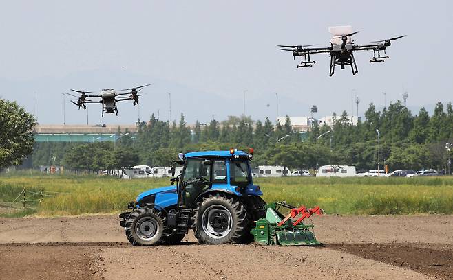 사진은 지난 5월 부산 강서구 대저생태공원 경관농업단지에서 무인 자율주행 트랙터가 파종하는 모습. / 김동환 기자