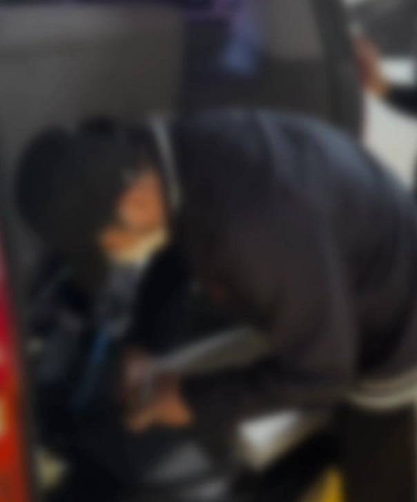 'KT 소액결제' 사건 피의자인 A(48)씨가 범행에 사용됐던 소형 기지국 장비 설치를 시연하는 모습./경기남부경찰청