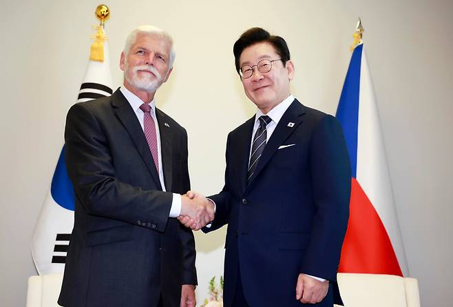 이재명 대통령과 페트르 파벨 체코 대통령이 23일(현지시간) 미국 뉴욕 유엔본부에서 정상회담에 앞서 악수하고 있다. /연합뉴스