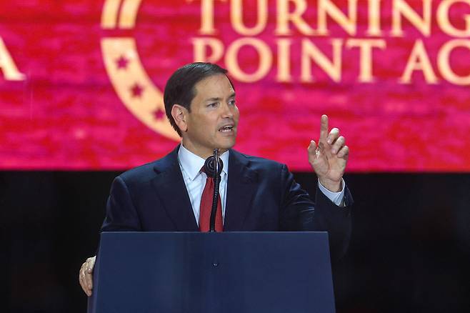 마코 루비오 국무장관이 2025년 9월 21일 애리조나주 글렌데일의 스테이트팜 경기장에서 열린 정치 활동가 찰리 커크 추모식에서 연설하고 있다. /연합뉴스