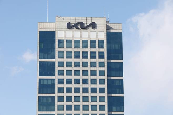 서울 서초구 양재동 기아자동차 사옥 외벽에 회사 로고가 걸려 있다./뉴스1