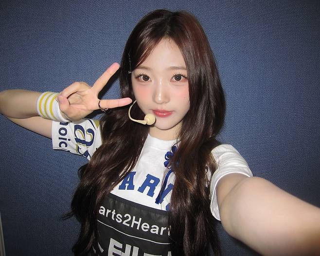 한쪽 앞머리를 핀으로 고정해 깻잎머리를 만든 하츠투하츠 스텔라 @hearts2hearts