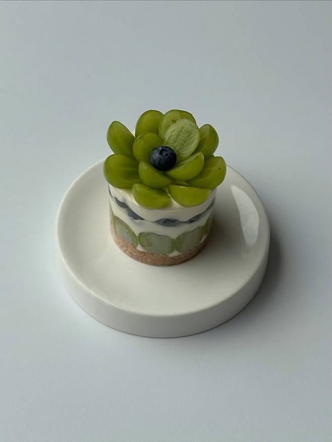 샤인머스캣과 블루베리가 잔뜩 들어간 시즈널 케이크. 인스타그램 @bgm.coffee