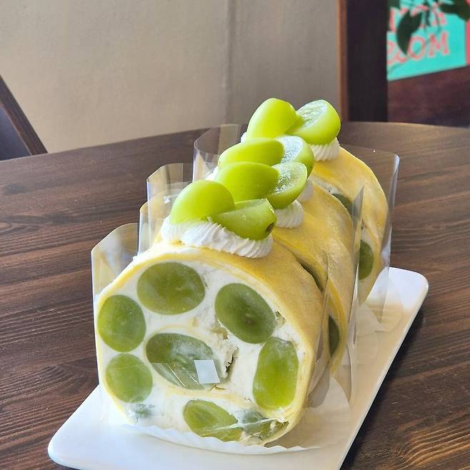 제주도에서 맛볼 수 있는 샤인머스캣 요거트 크레이프롤. 인스타그램 @rosemosscake_jeju