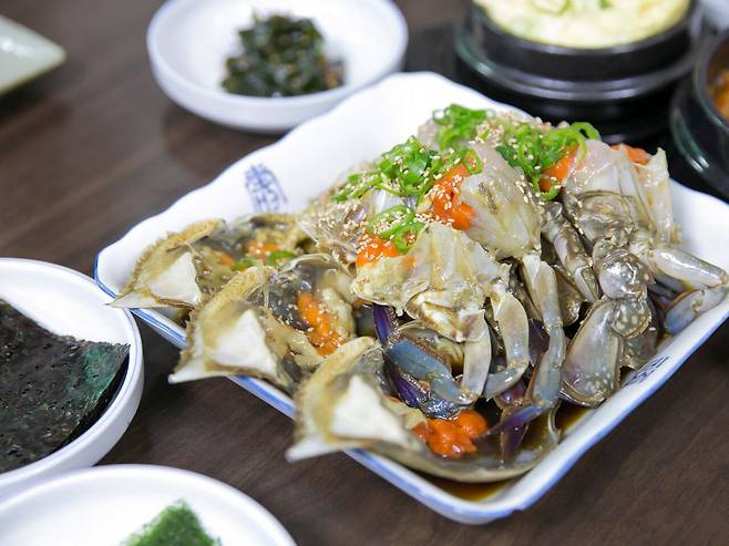 감태에 싸서 먹으면 천국을 맛볼 수 있는 진미식당 간장게장. 네이버지도 진미식당 업체 등록 사진