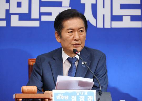 더불어민주당 정청래 대표가 24일 서울 여의도 국회에서 열린 최고위원회의에서 발언하고 있다. 연합뉴스