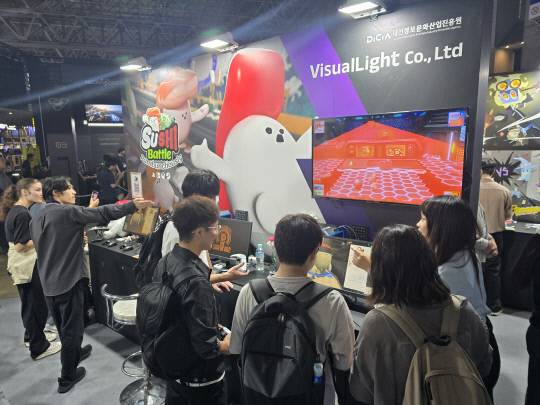 2024년 도쿄게임쇼에 참가한 대전 게임기업 부스 현장. 관람객들이 대전 기업의 게임을 체험하고 있다. 대전정보문화산업진흥원 제공