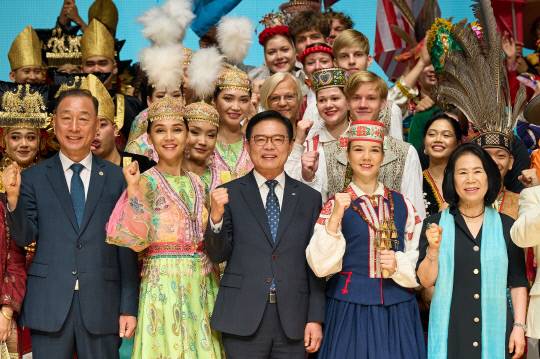24일 오후 천안흥타령춤축제 개막식에서 김석필 천안시장 권한대행 부시장(가운데)과 김행금 천안시의회 의장(오른쪽 1번째), 안동순 천안문화재단 대표(왼쪽 1번째)가 춤축제 참가자들과 기념촬영을 하고 있다. 천안시 제공