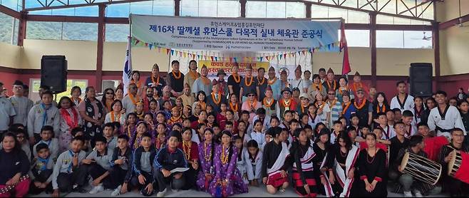 2일 네팔 카트만두 딸께셜 지역에서 열린 16차 휴먼스쿨 다목적 실내체육관 준공식. 엄홍길휴먼재단 제공