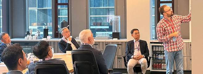 인공지능(AI) 혁신 로드맵을 모색하기 위해 미국 출장길에 오른 박지원 두산그룹 부회장과 경영진이 22일(현지 시간) 시애틀 아마존 본사에서 AI 적용 사례 등에 대해 듣고 있다. 두산그룹 제공