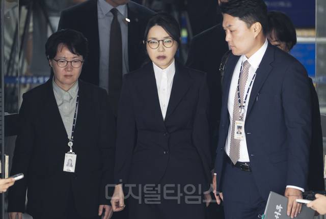윤석열 전 대통령 부인 김건희씨가 지난달 12일 오후 서울 서초구 서울중앙지법에서 열린 구속 전 피의자 심문(영장실질심사)을 마치고 법원을 나서고 있다. [사진공동취재단]