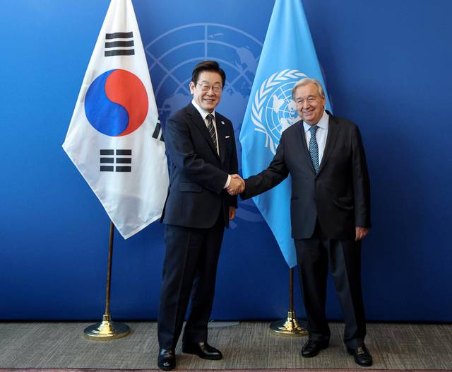 이재명 대통령이 23일(현지시간) 미국 뉴욕 유엔본부에서 안토니우 구테흐스 사무총장을 접견하며 악수하고 있다. 연합뉴스