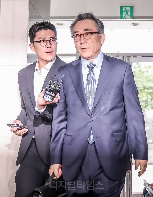 조태열 전 외교부 장관이 피의자 조사를 받기 위해 24일 서울 서초구 순직해병특검팀 사무실로 출석하고 있다. 박동욱 기자 fufus@