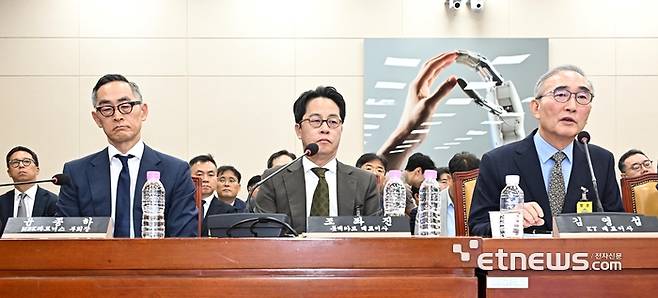 대규모 해킹사고(통신o금융) 관련 청문회가 24일 서울 여의도 국회 과학기술정보방송통신위원회에서 열렸다. 김영섭 KT 대표가 답변하고 있다. 왼쪽부터 증인으로 출석한 윤종하 MBK파트너스 부회장, 조좌진 롯데카드 대표, 김영섭 KT 대표.  이동근기자 foto@etnews.com