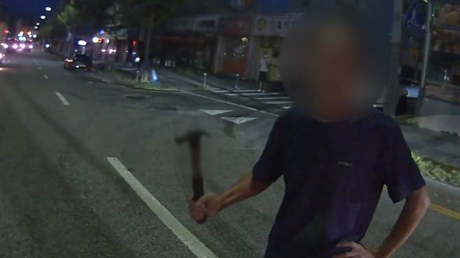 망치를 들고 도로 통행을 방해한 피의자. /사진=대전경찰청