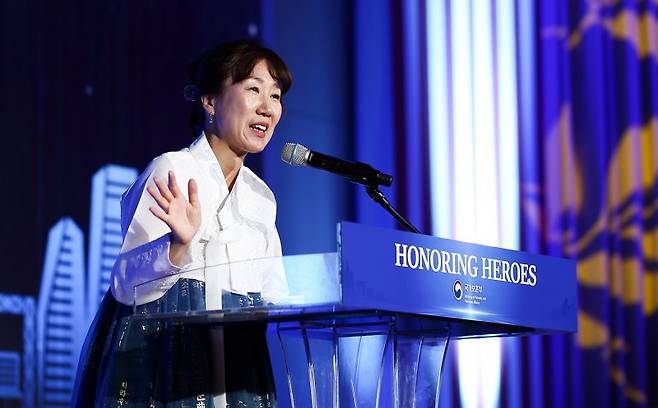 강윤진 국가보훈부 차관이 지난 19일 오후 부산 시그니엘 호텔에서 열린 유엔참전용사 재방한 초청 감사만찬에서 참석해 환영사를 하고 있다. 이날 행사는 6.25전쟁에 참전한 미국 참전용사와 과거 주한미군 복무 장병 등 87여명을 모시고 그들의 고귀한 희생과 공헌에 감사한 마음을 전하기 위해 마련됐다. 국가보훈부 제공