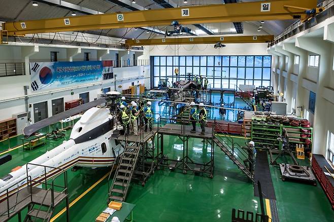 육군이 지난 22일부터 오는 26일까지 논산 육군항공학교에서 육군 국제과정 수리온 정비 교육을 실시한다고 24일 밝혔다. 육군항공학교에서 이라크 교육생들이 수리온 정비 실습하고 있다. 육군 제공