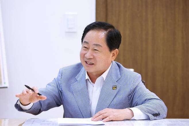 주광덕 남양주시장이 24일 오후 집무실에서 파이낸셜뉴스와 인터뷰를 진행하고 있다. 남양주시 제공