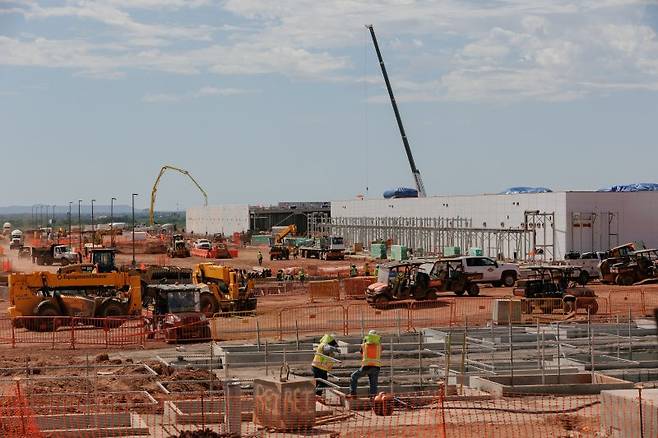 23일(현지시간) 미국 텍사스주 애빌린에서 촬영된 스타게이트 데이터센터 단지 공사 현장에서 인부들이 작업하고 있다.로이터연합뉴스